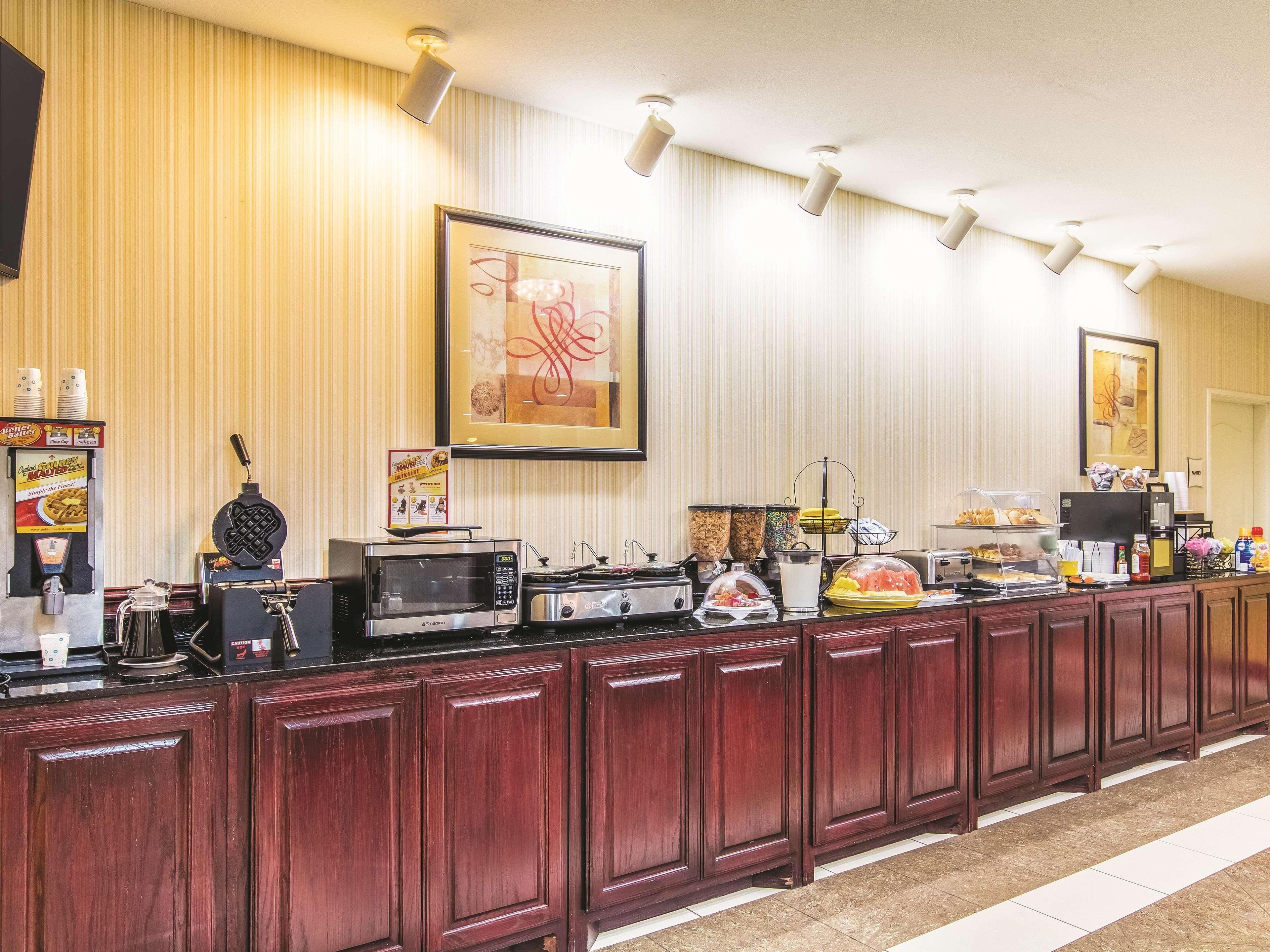 Hotel La Quinta By Wyndham Bridgeport Extérieur photo
