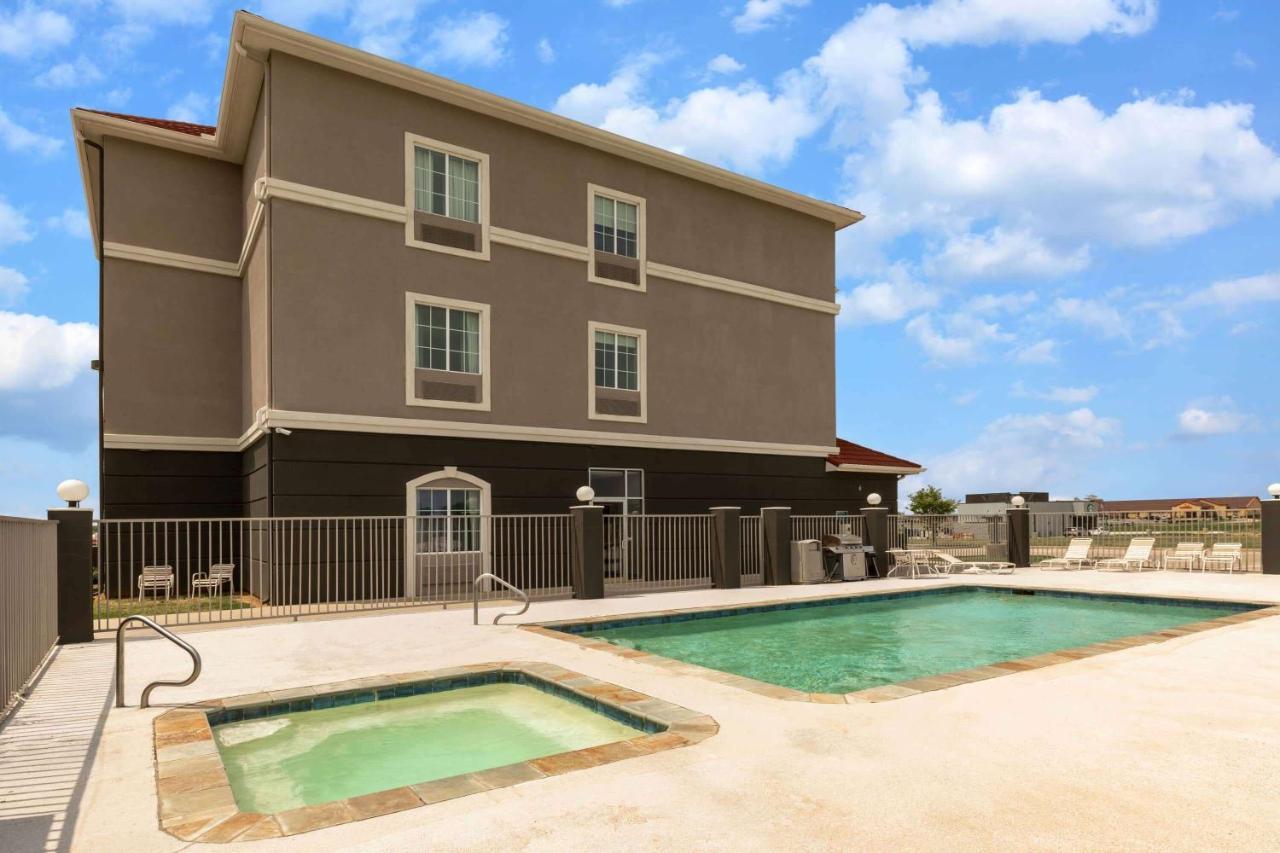 Hotel La Quinta By Wyndham Bridgeport Extérieur photo
