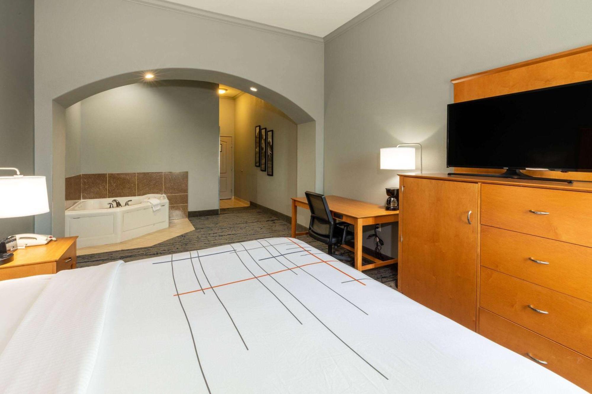 Hotel La Quinta By Wyndham Bridgeport Extérieur photo